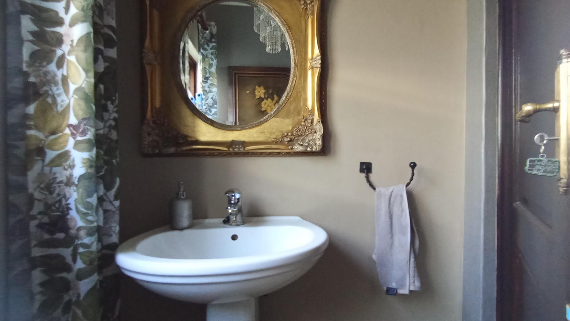 Guest Toilet - 3 square meters of property in Maroeladal