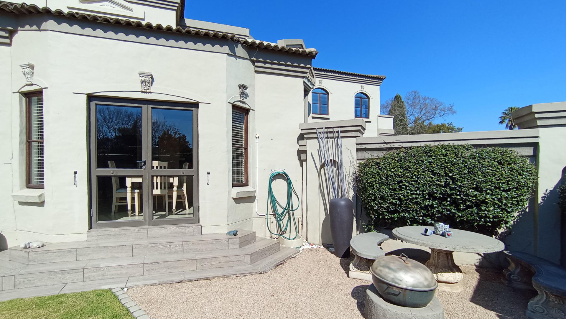 Backyard of property in Maroeladal