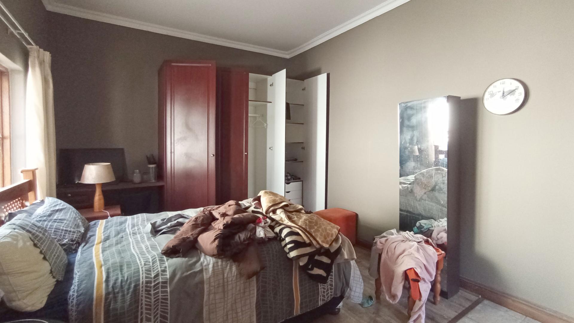 Bed Room 4 - 23 square meters of property in Maroeladal