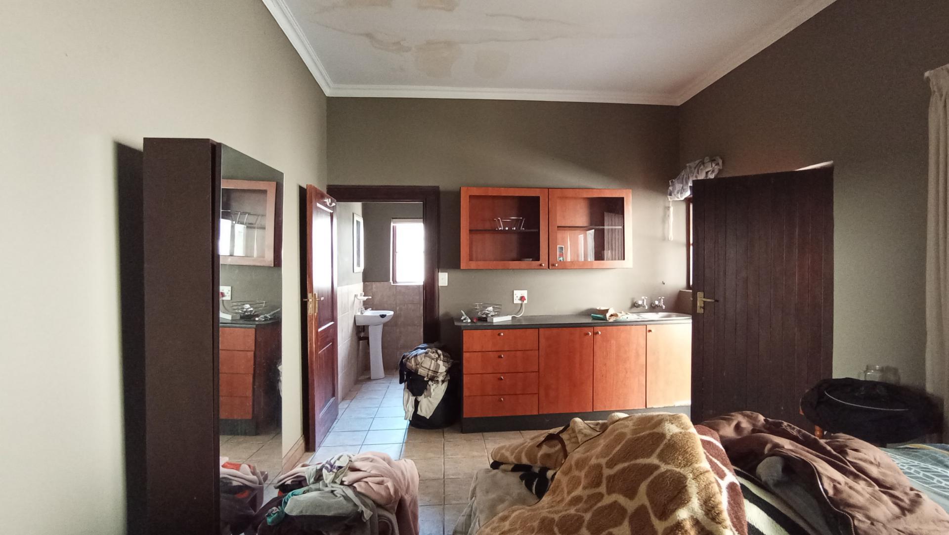 Bed Room 4 - 23 square meters of property in Maroeladal