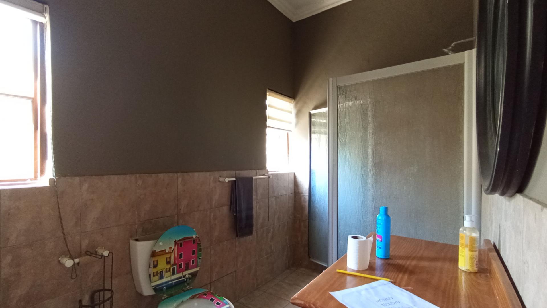 Bathroom 3+ - 12 square meters of property in Maroeladal
