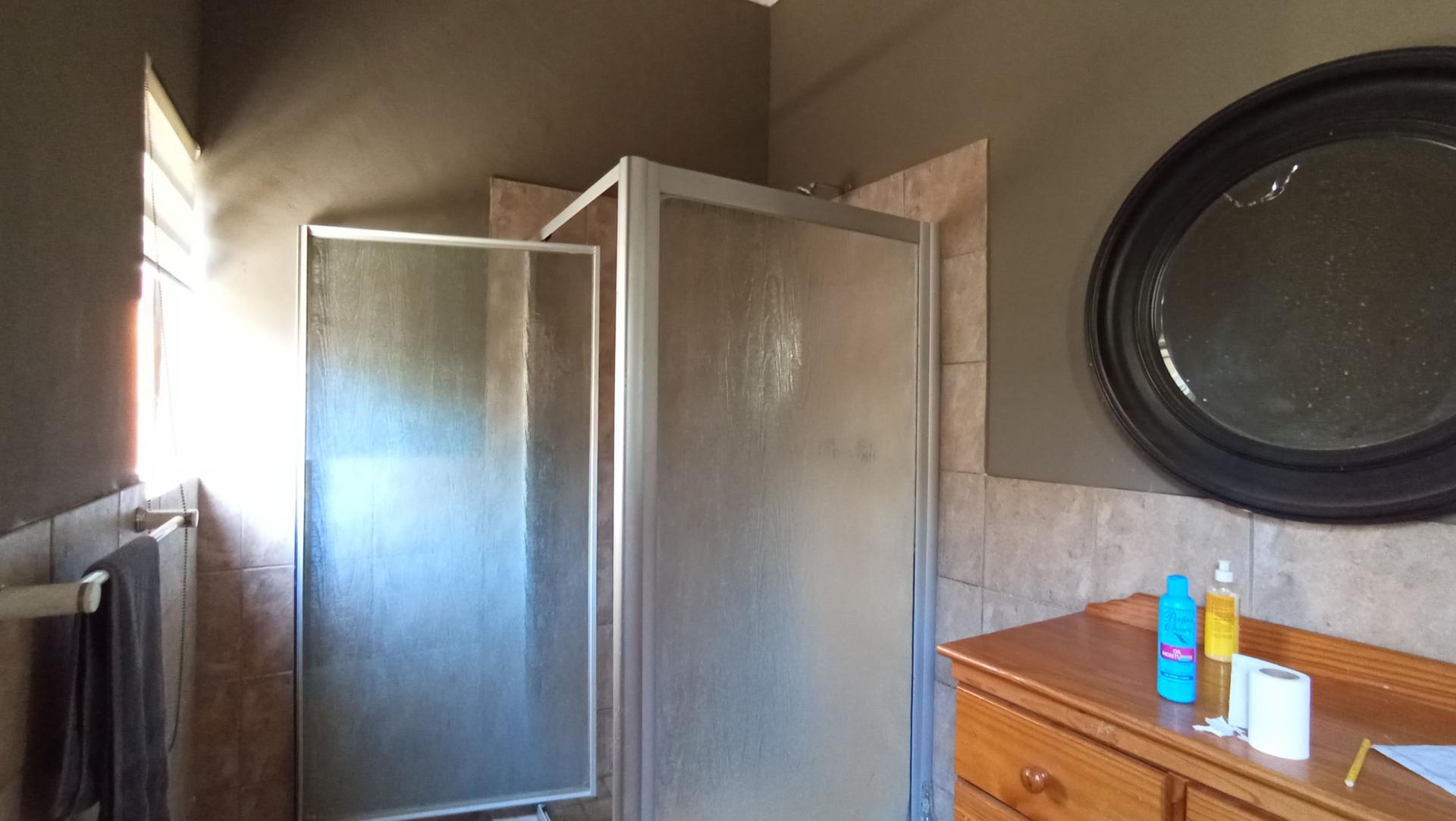 Bathroom 3+ - 12 square meters of property in Maroeladal