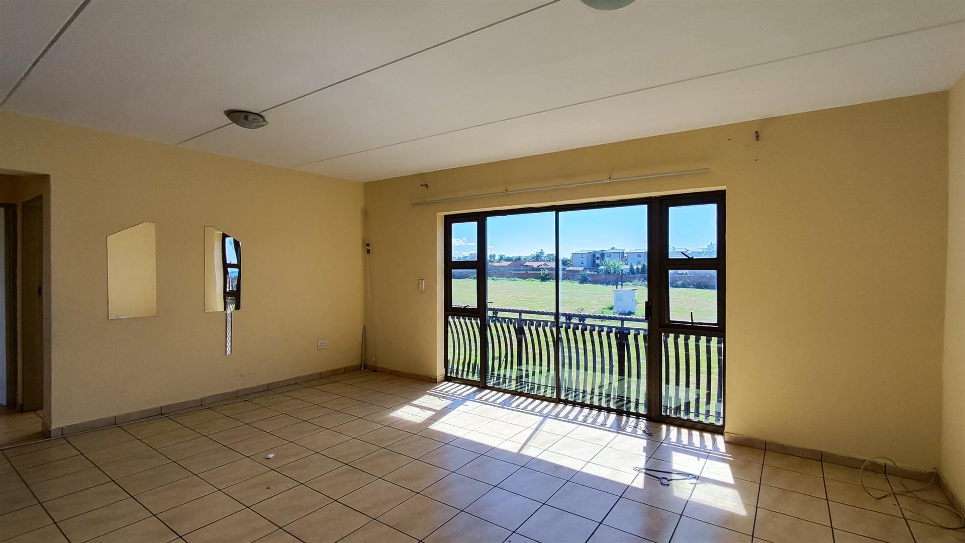 Lounges - 33 square meters of property in Ravenswood