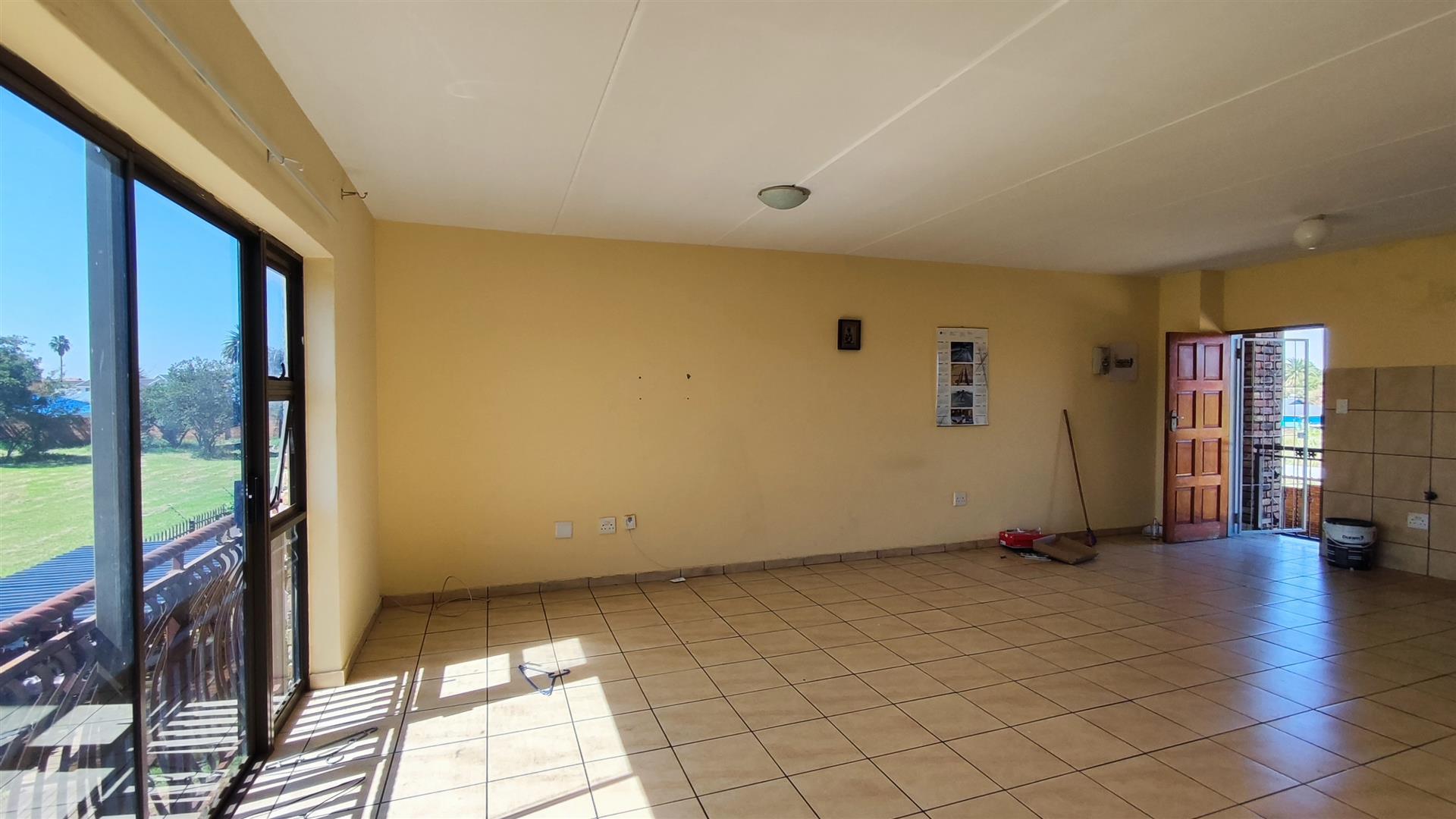 Lounges - 33 square meters of property in Ravenswood