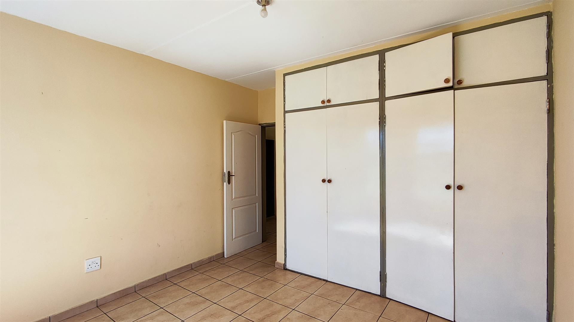 Bed Room 1 - 18 square meters of property in Ravenswood