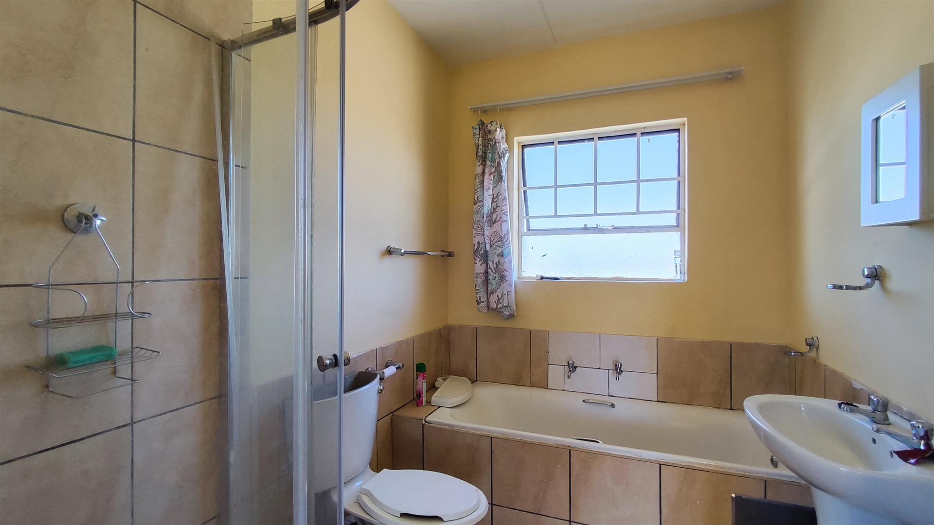 Bathroom 1 - 6 square meters of property in Ravenswood