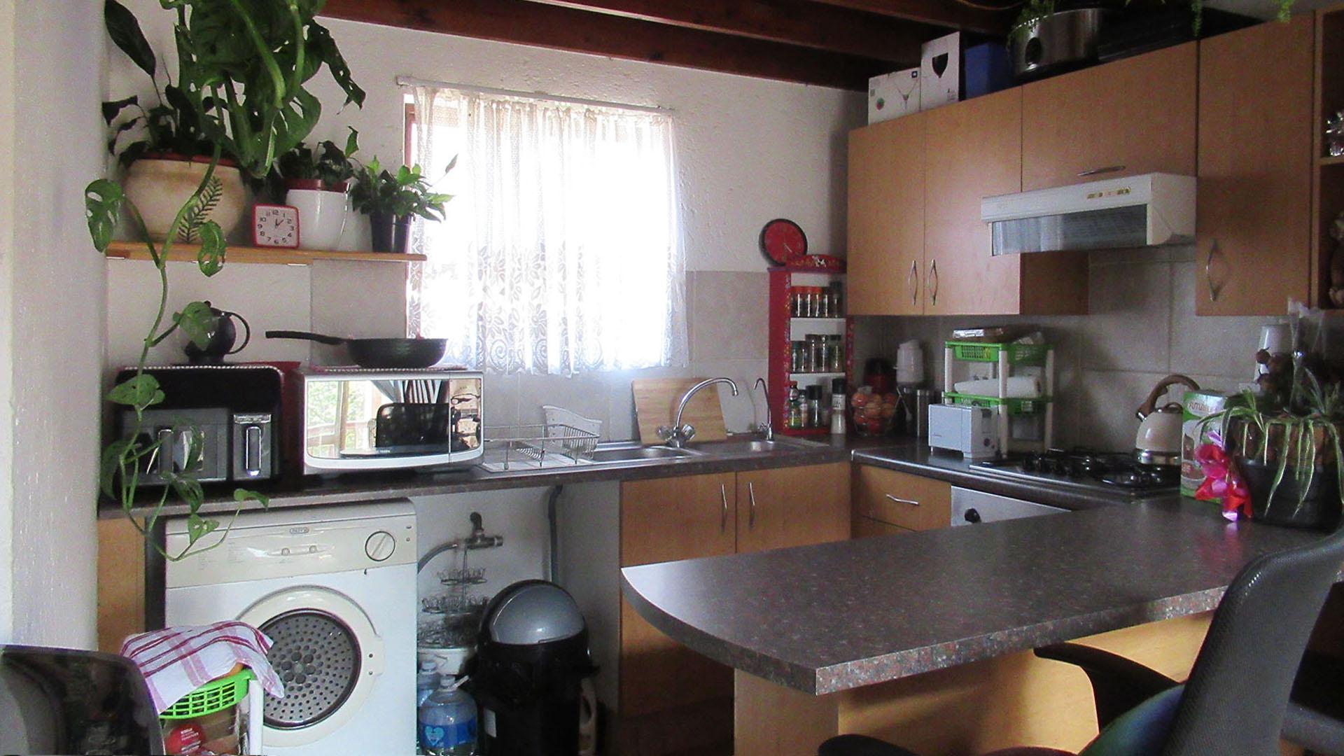 Kitchen - 12 square meters of property in Douglasdale