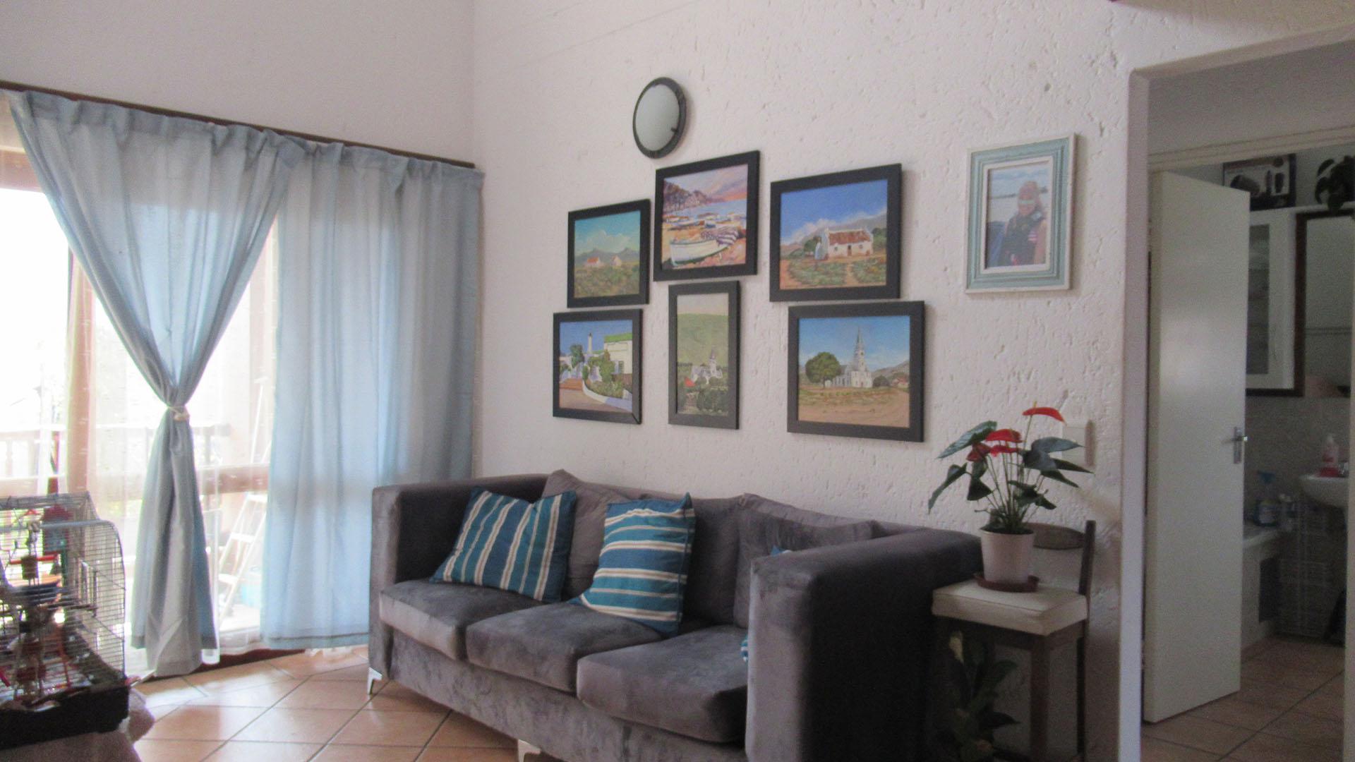 Lounges - 12 square meters of property in Douglasdale