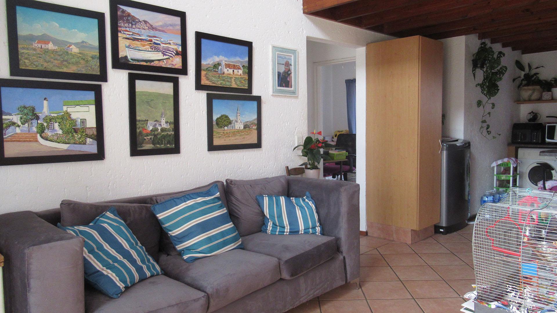 Lounges - 12 square meters of property in Douglasdale