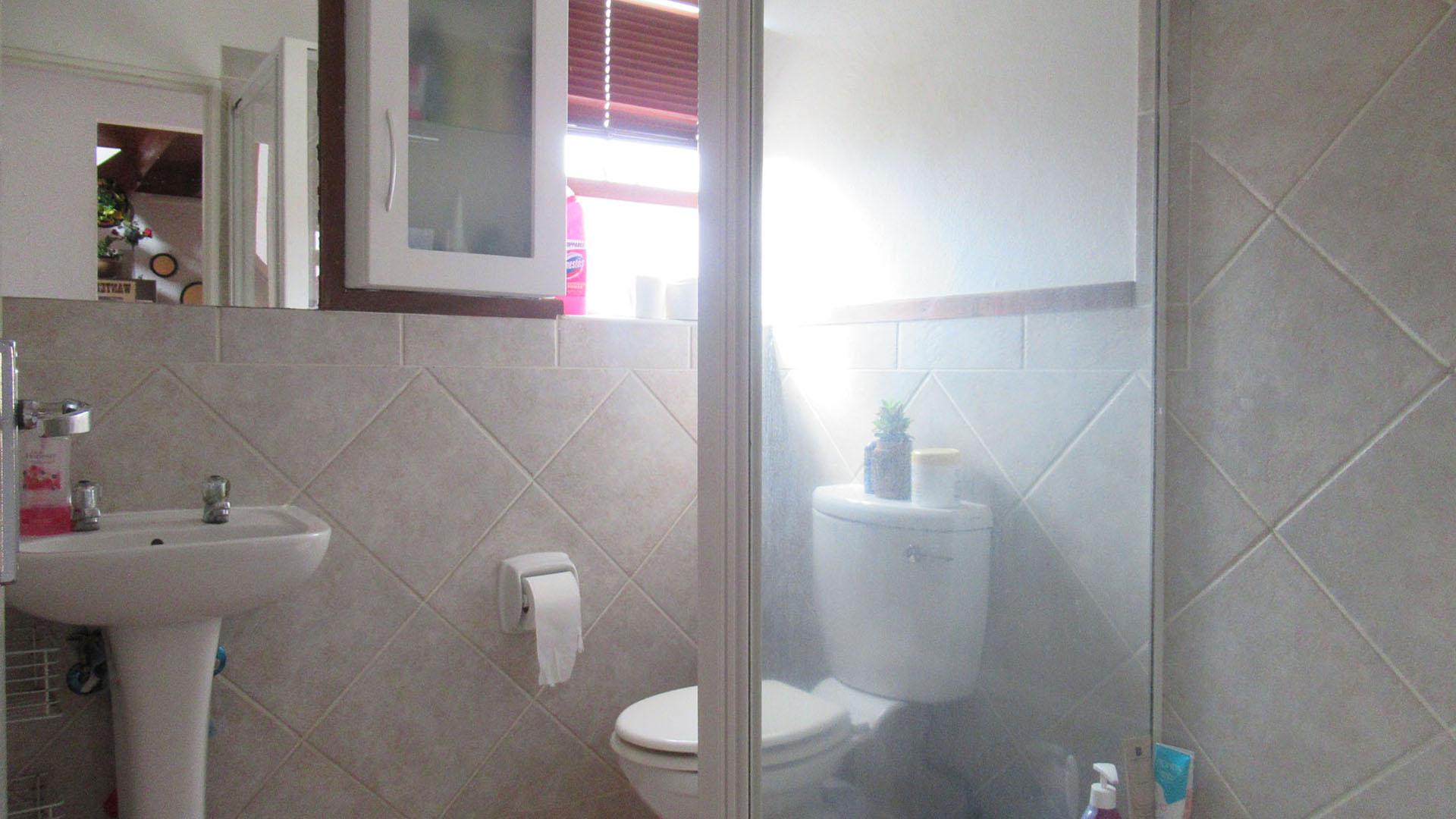 Bathroom 1 - 6 square meters of property in Douglasdale