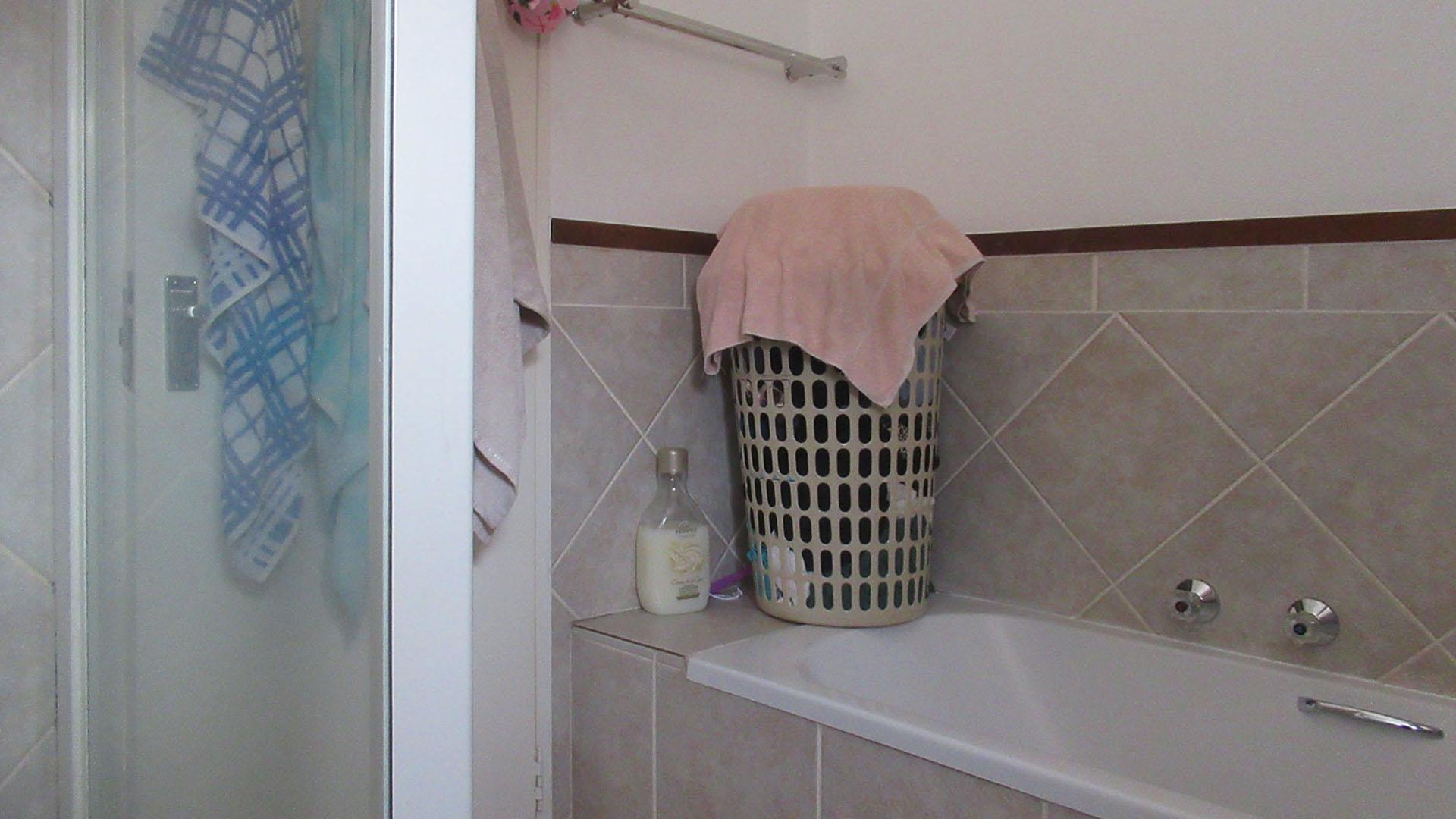 Bathroom 1 - 6 square meters of property in Douglasdale