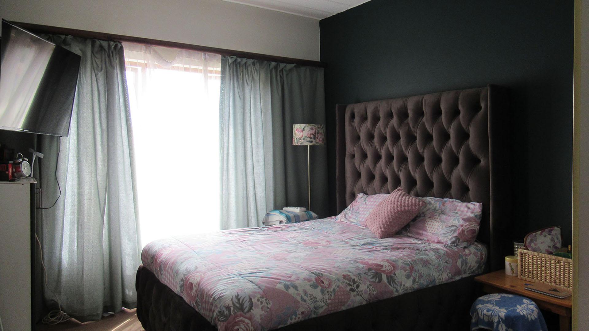 Bed Room 1 - 15 square meters of property in Douglasdale