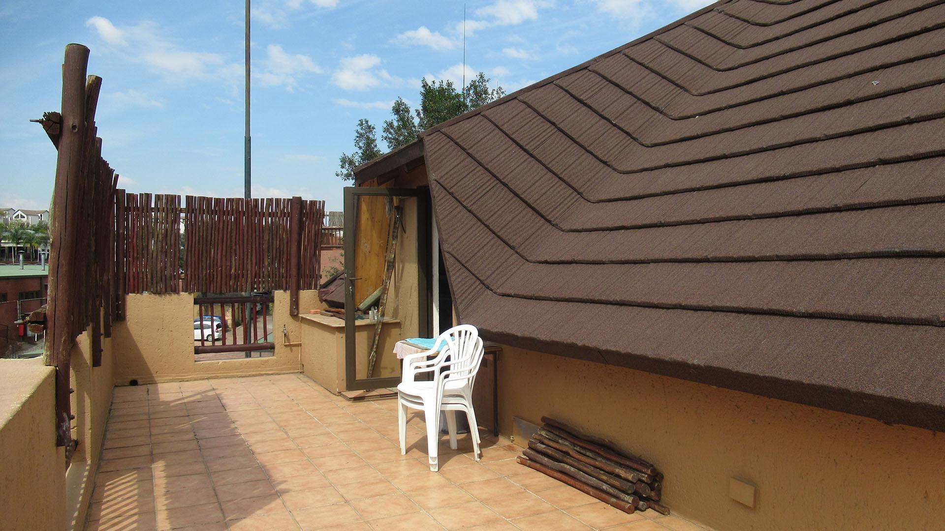 Balcony - 41 square meters of property in Douglasdale