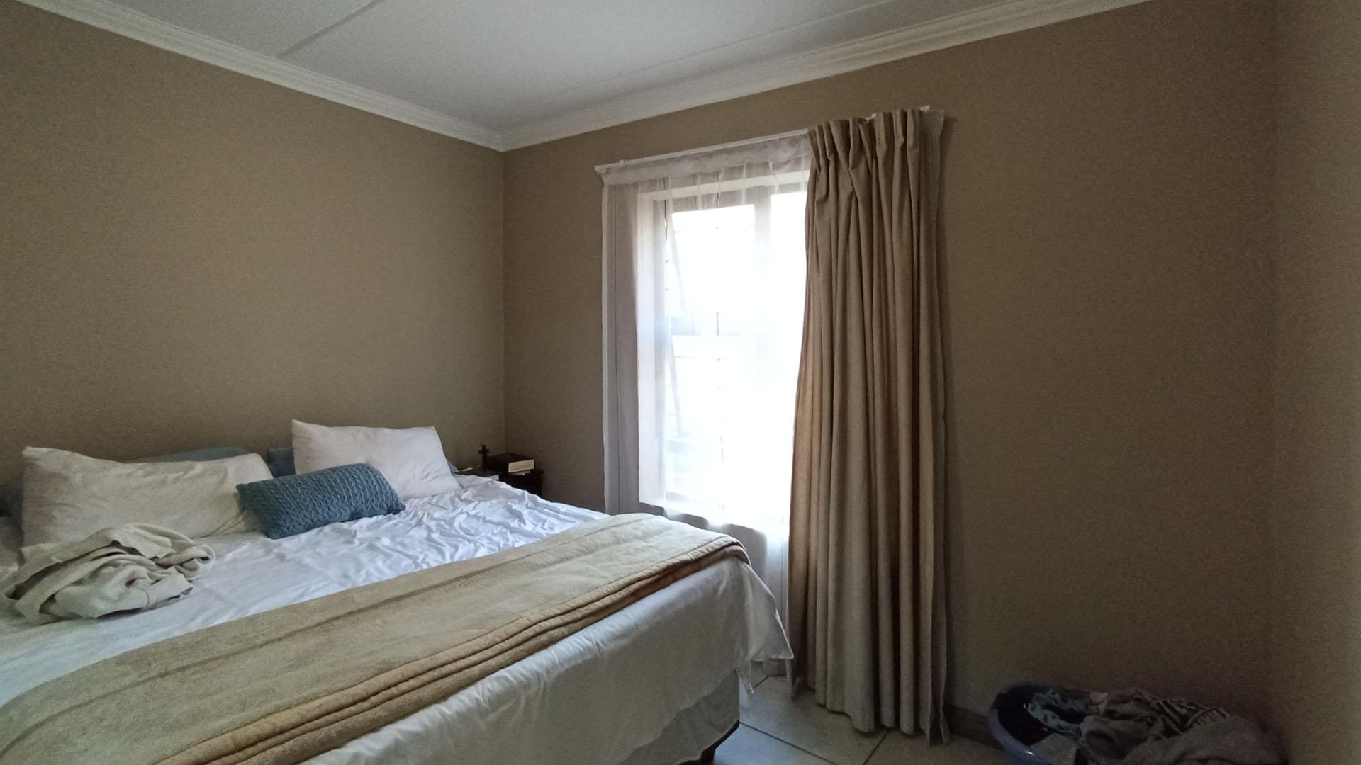 Main Bedroom - 12 square meters of property in Rooihuiskraal North