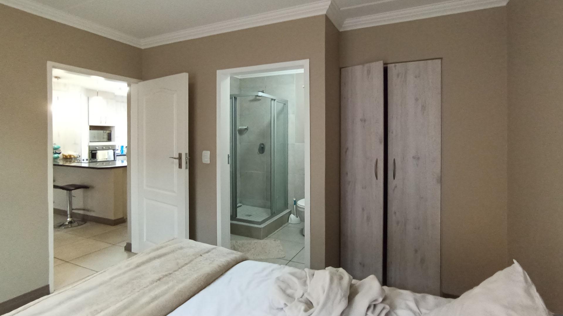 Main Bedroom - 12 square meters of property in Rooihuiskraal North