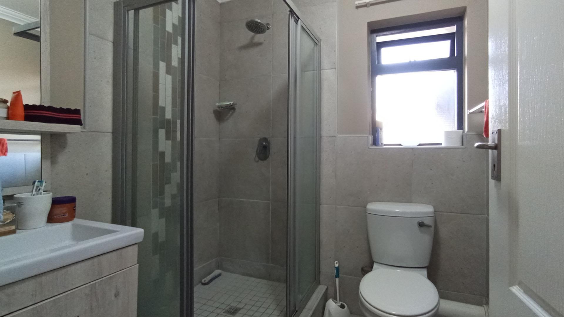 Main Bathroom - 4 square meters of property in Rooihuiskraal North