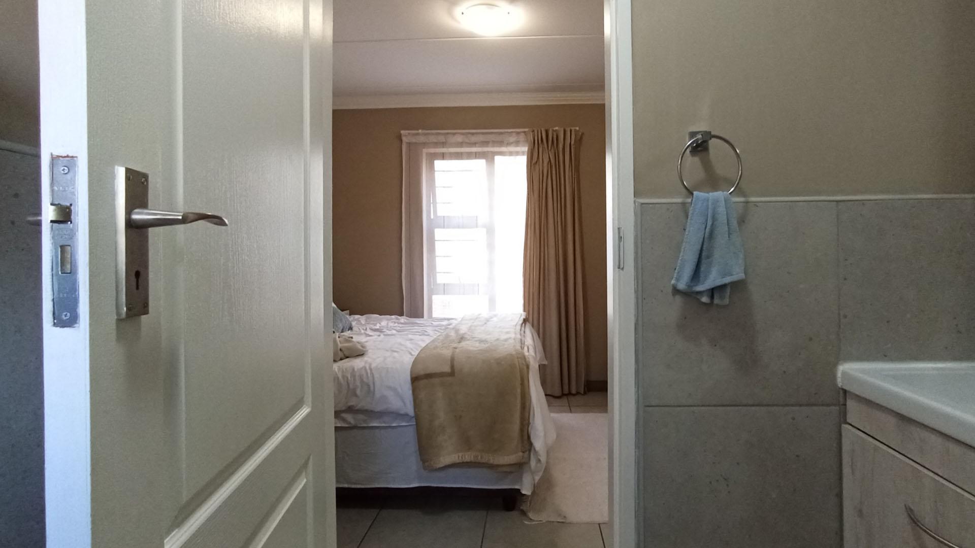 Main Bathroom - 4 square meters of property in Rooihuiskraal North