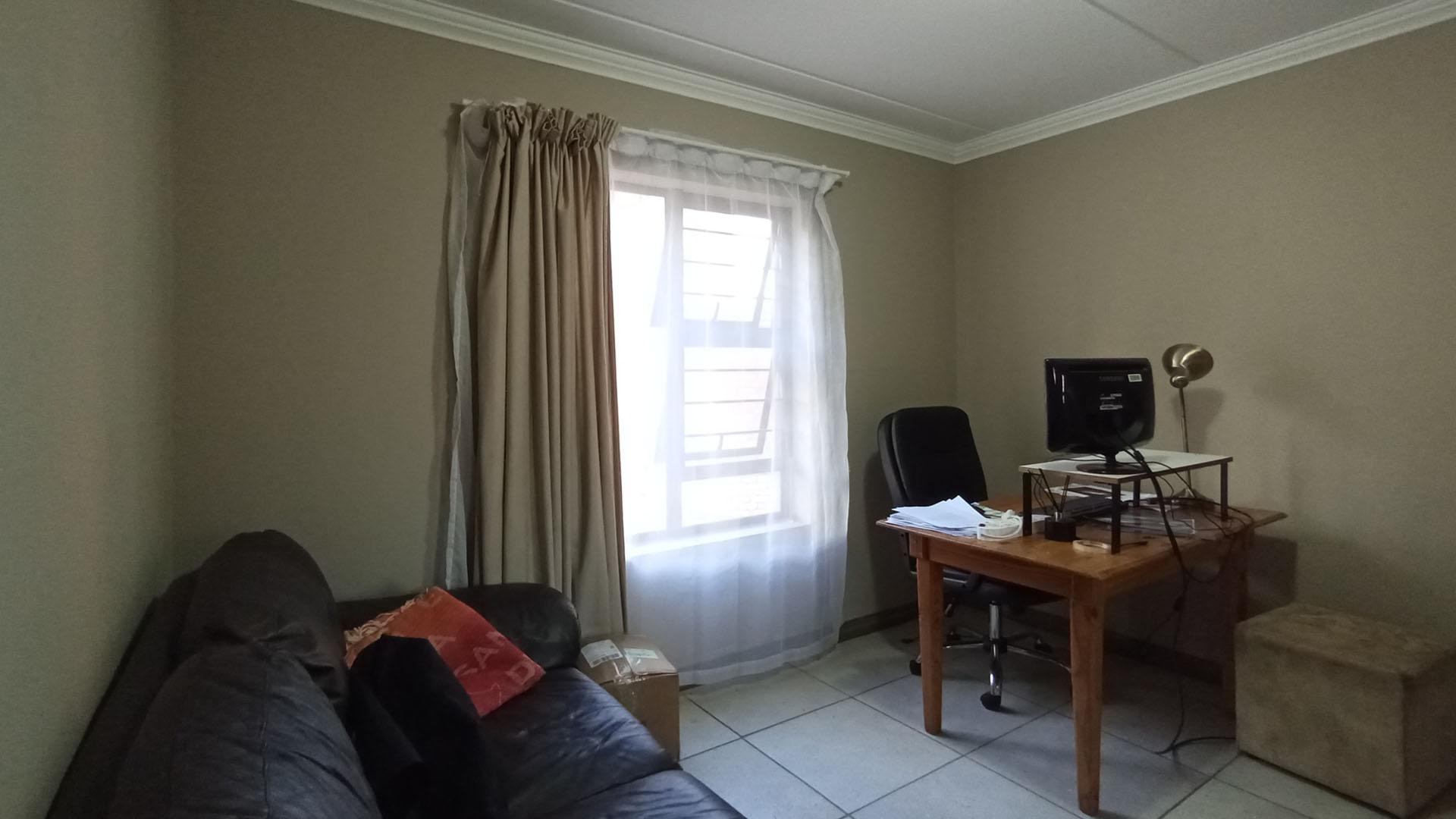 Bed Room 1 - 12 square meters of property in Rooihuiskraal North