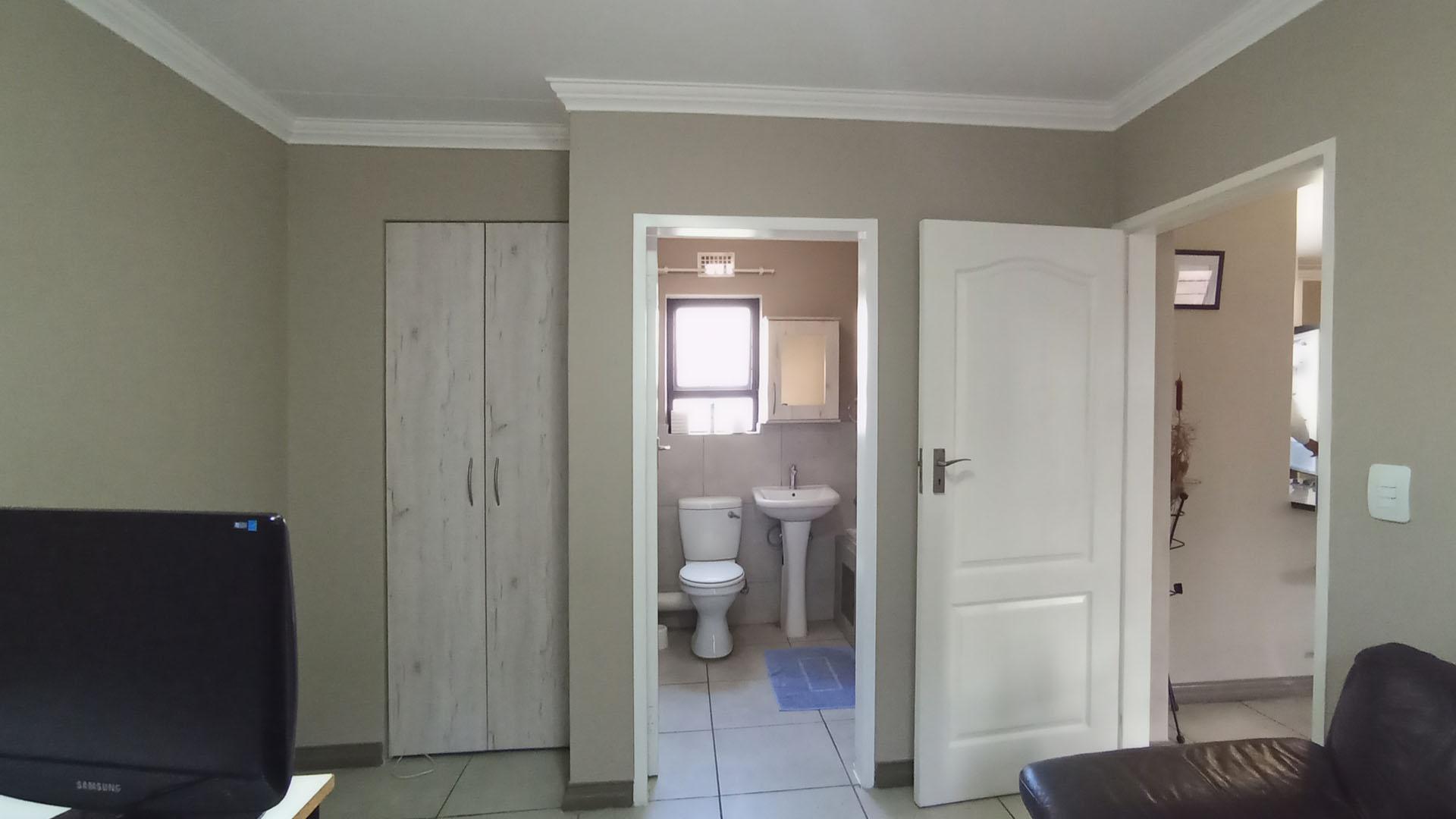 Bed Room 1 - 12 square meters of property in Rooihuiskraal North
