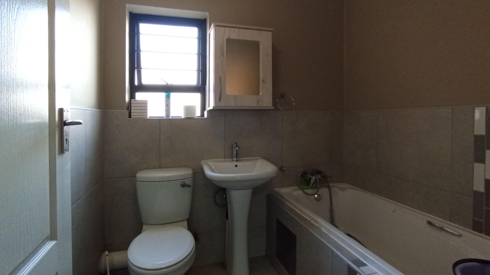 Bathroom 1 - 4 square meters of property in Rooihuiskraal North