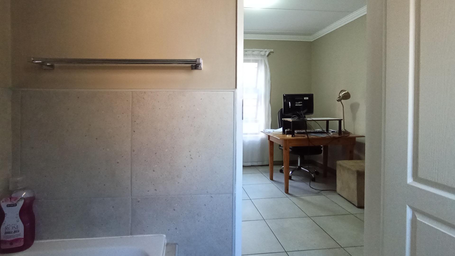 Bathroom 1 - 4 square meters of property in Rooihuiskraal North