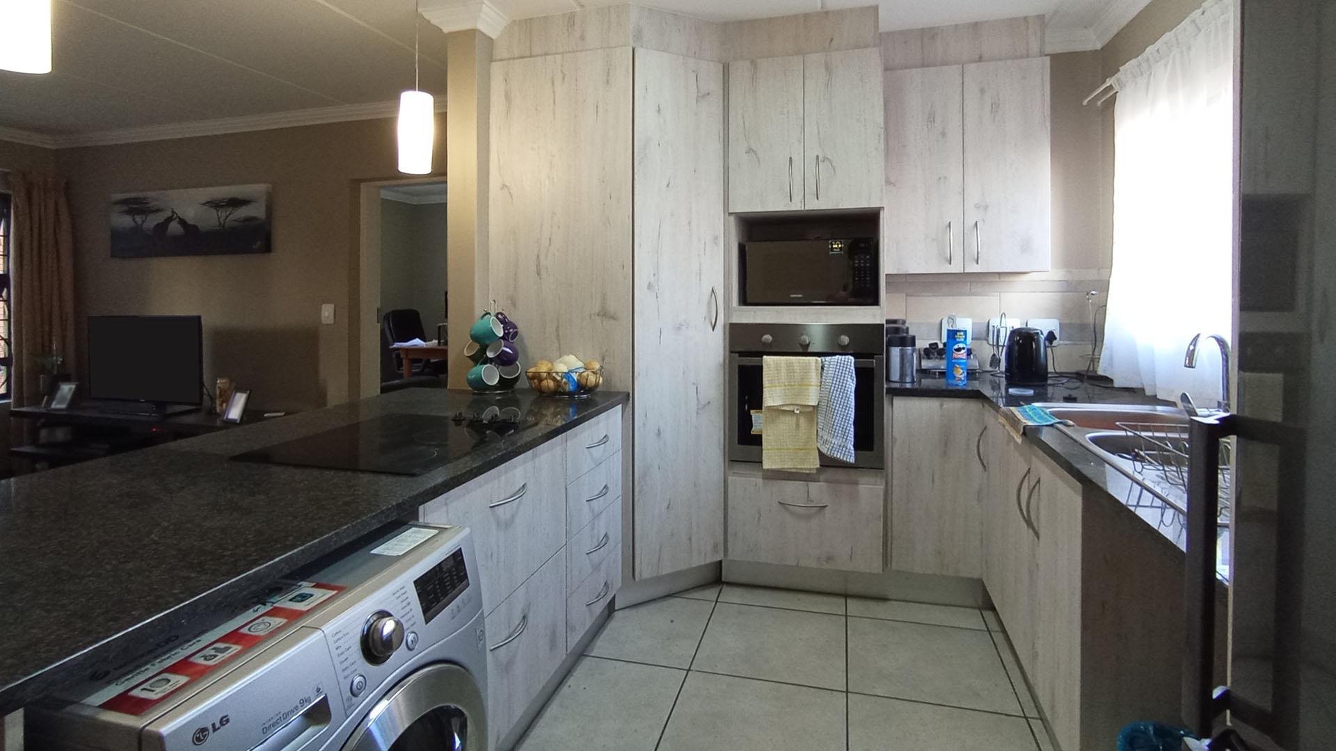 Kitchen - 10 square meters of property in Rooihuiskraal North