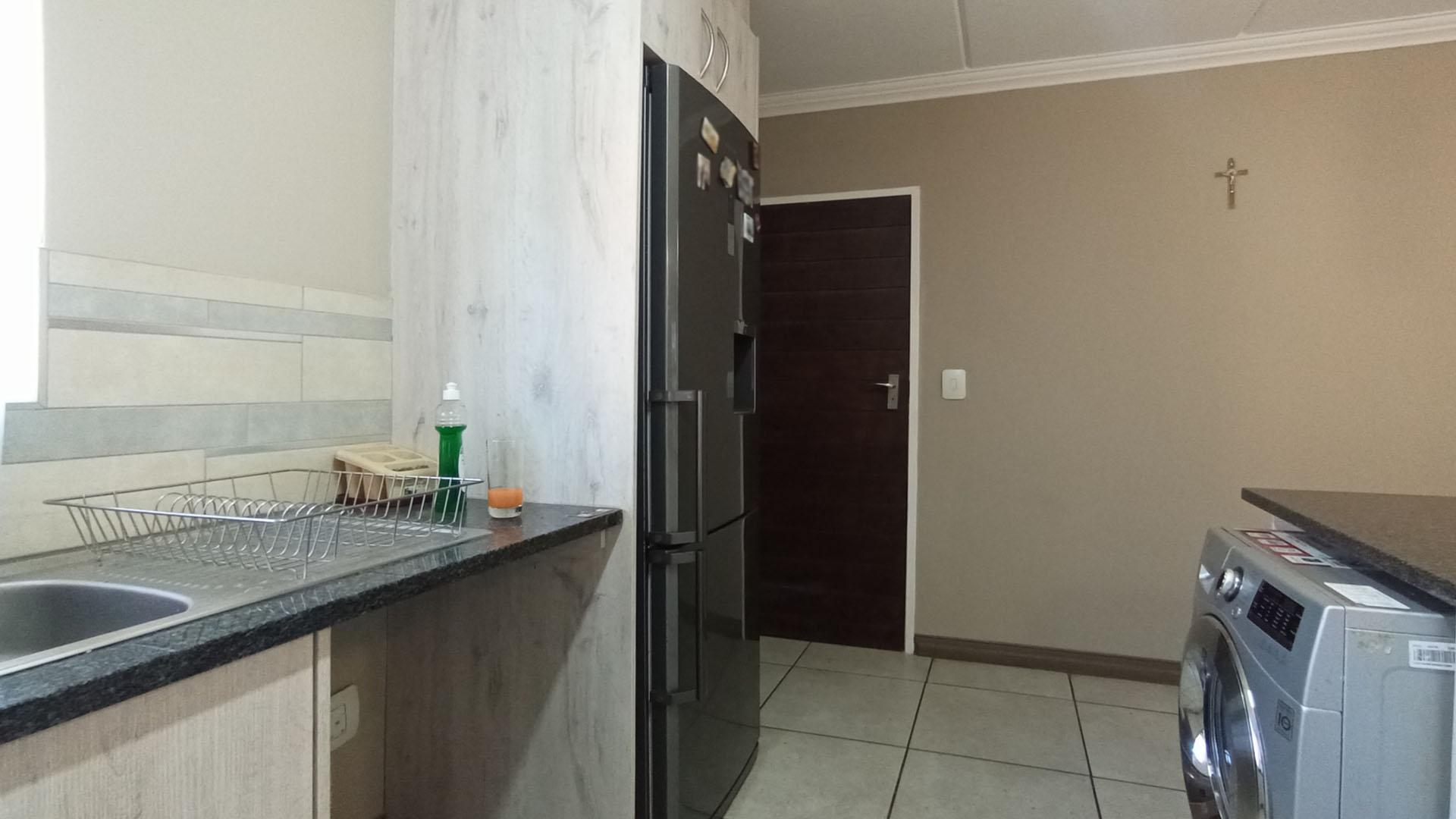 Kitchen - 10 square meters of property in Rooihuiskraal North