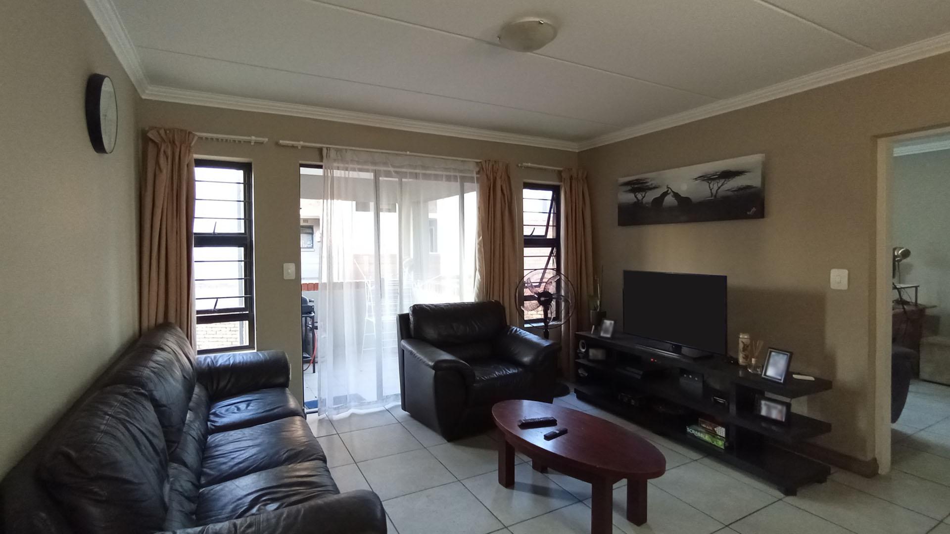 Lounges - 17 square meters of property in Rooihuiskraal North