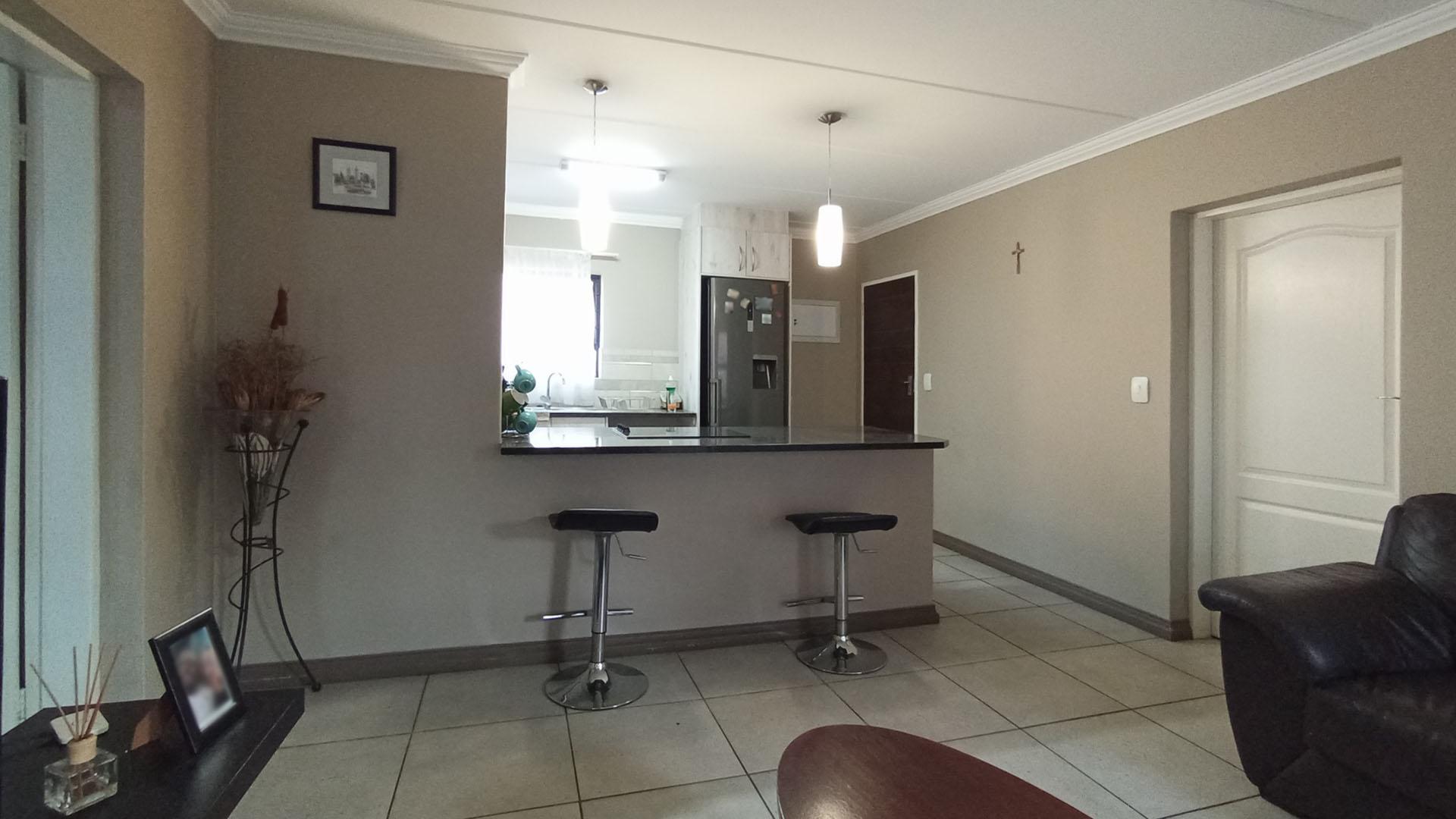 Lounges - 17 square meters of property in Rooihuiskraal North