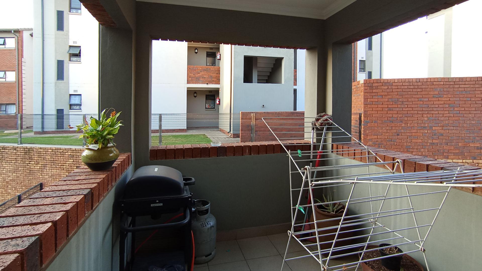 Balcony - 5 square meters of property in Rooihuiskraal North
