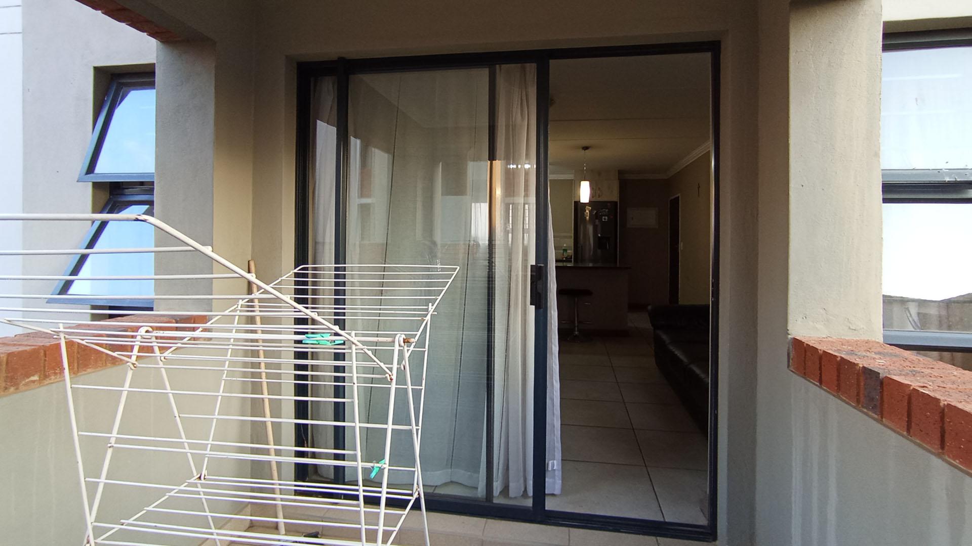 Balcony - 5 square meters of property in Rooihuiskraal North