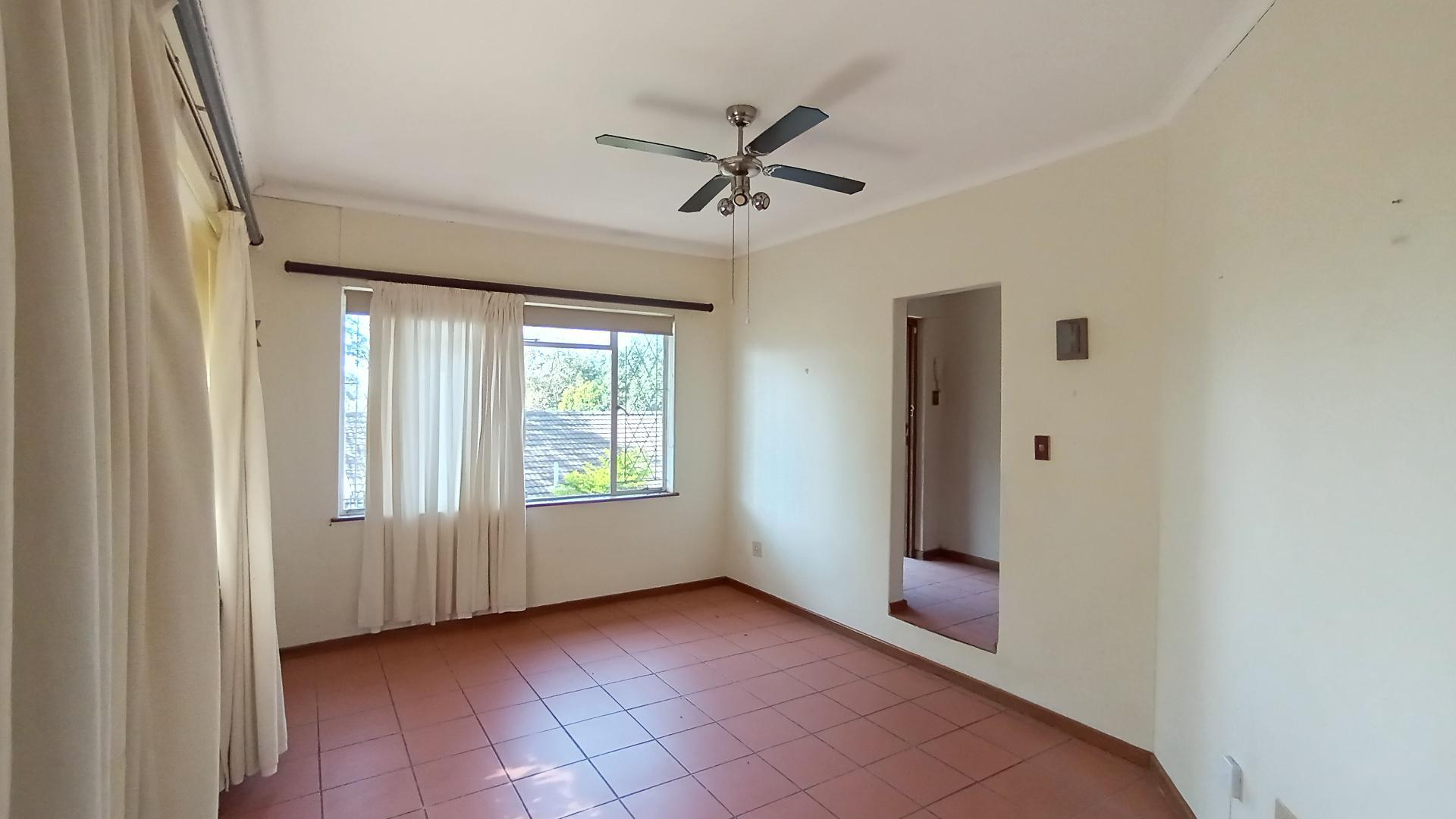 Lounges - 22 square meters of property in Blackridge