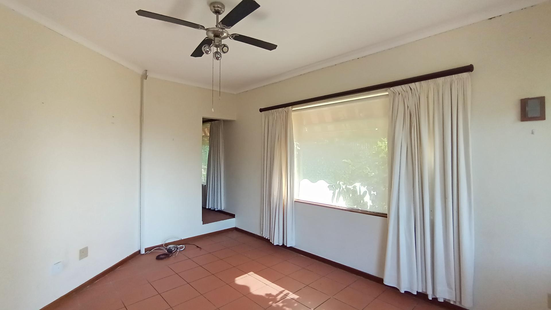 Lounges - 22 square meters of property in Blackridge