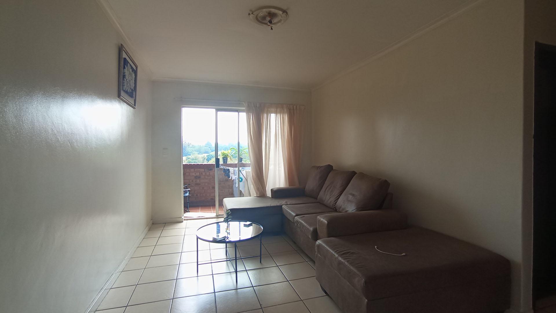 Lounges - 23 square meters of property in Zwartkop