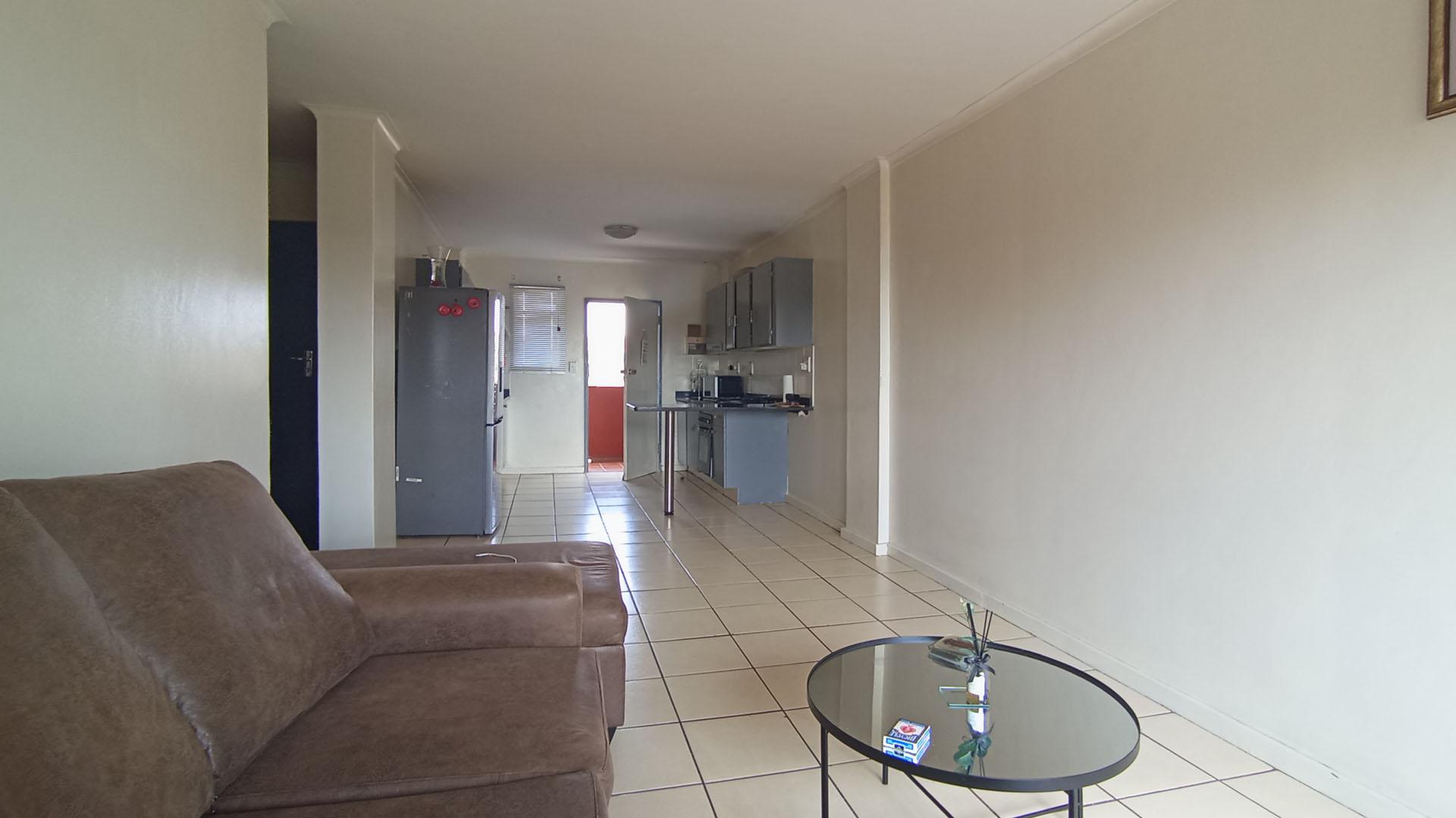 Lounges - 23 square meters of property in Zwartkop