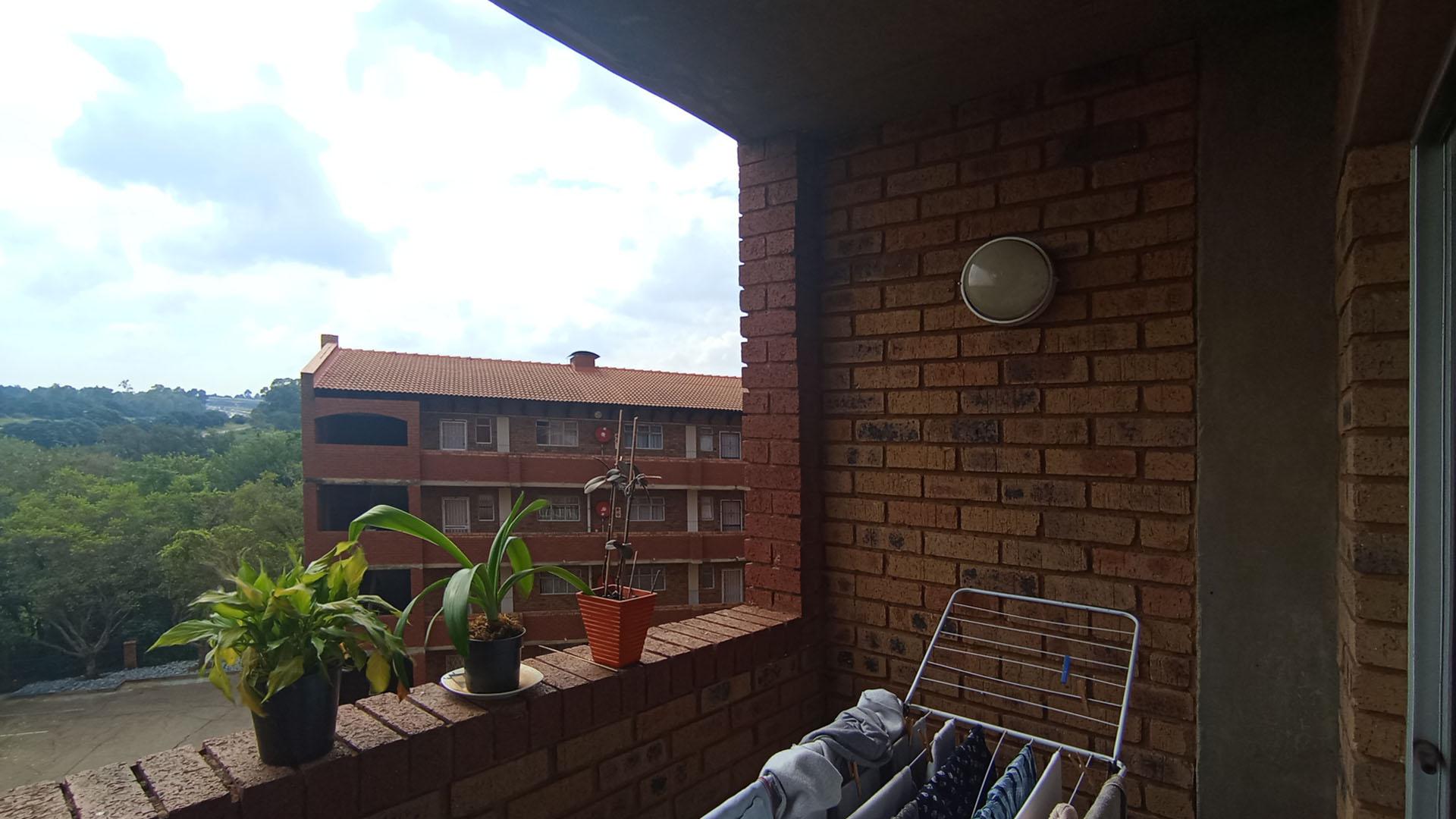 Balcony - 5 square meters of property in Zwartkop