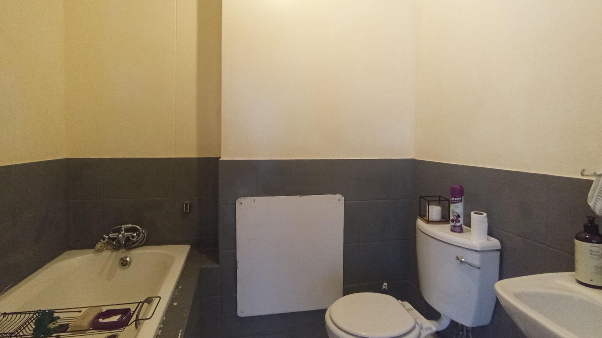 Bathroom 1 - 5 square meters of property in Zwartkop