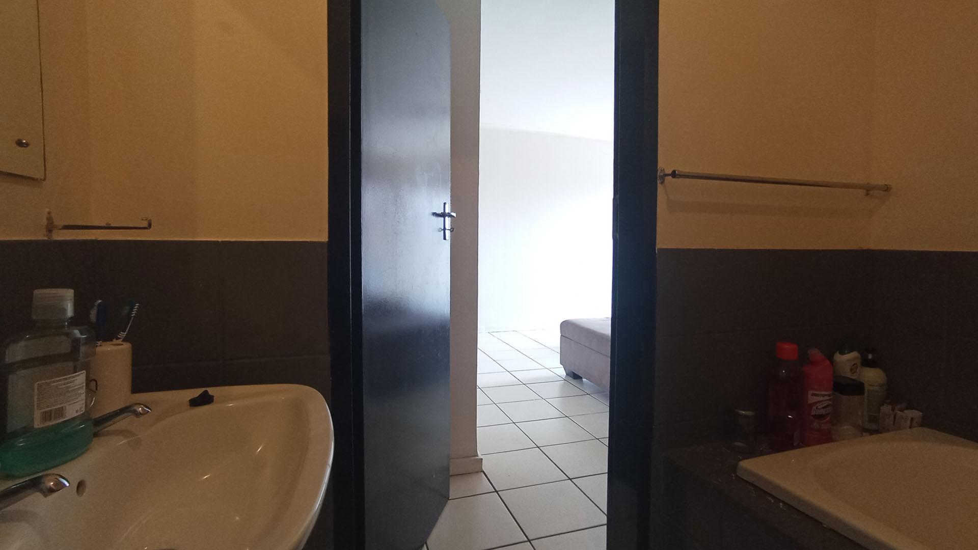 Bathroom 1 - 5 square meters of property in Zwartkop