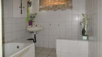 Bathroom 1 - 6 square meters of property in Kenilworth - JHB