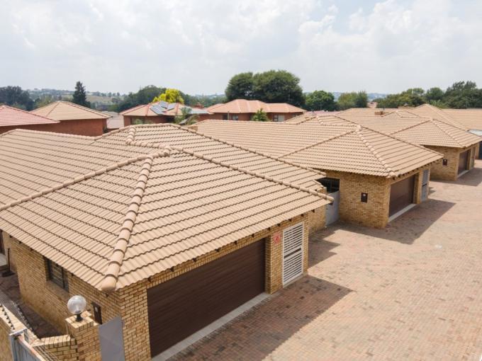 4 Bedroom House for Sale For Sale in New Redruth - MR674803