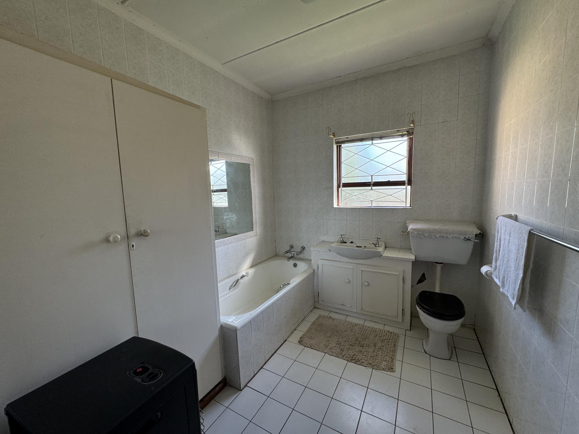 Main Bathroom of property in Uitenhage