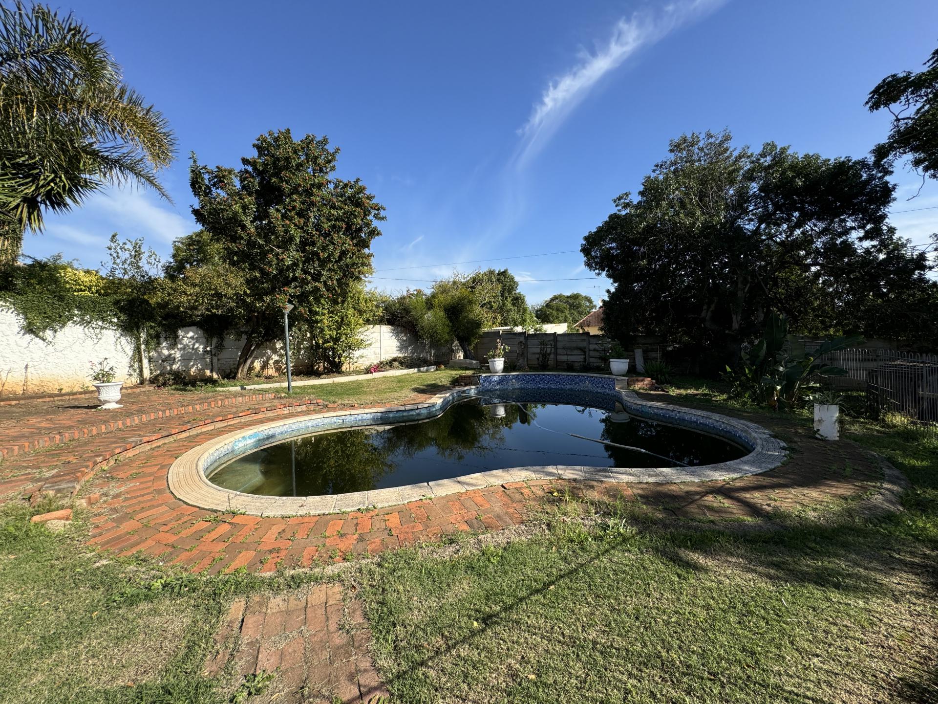 Swimming Pool of property in Uitenhage