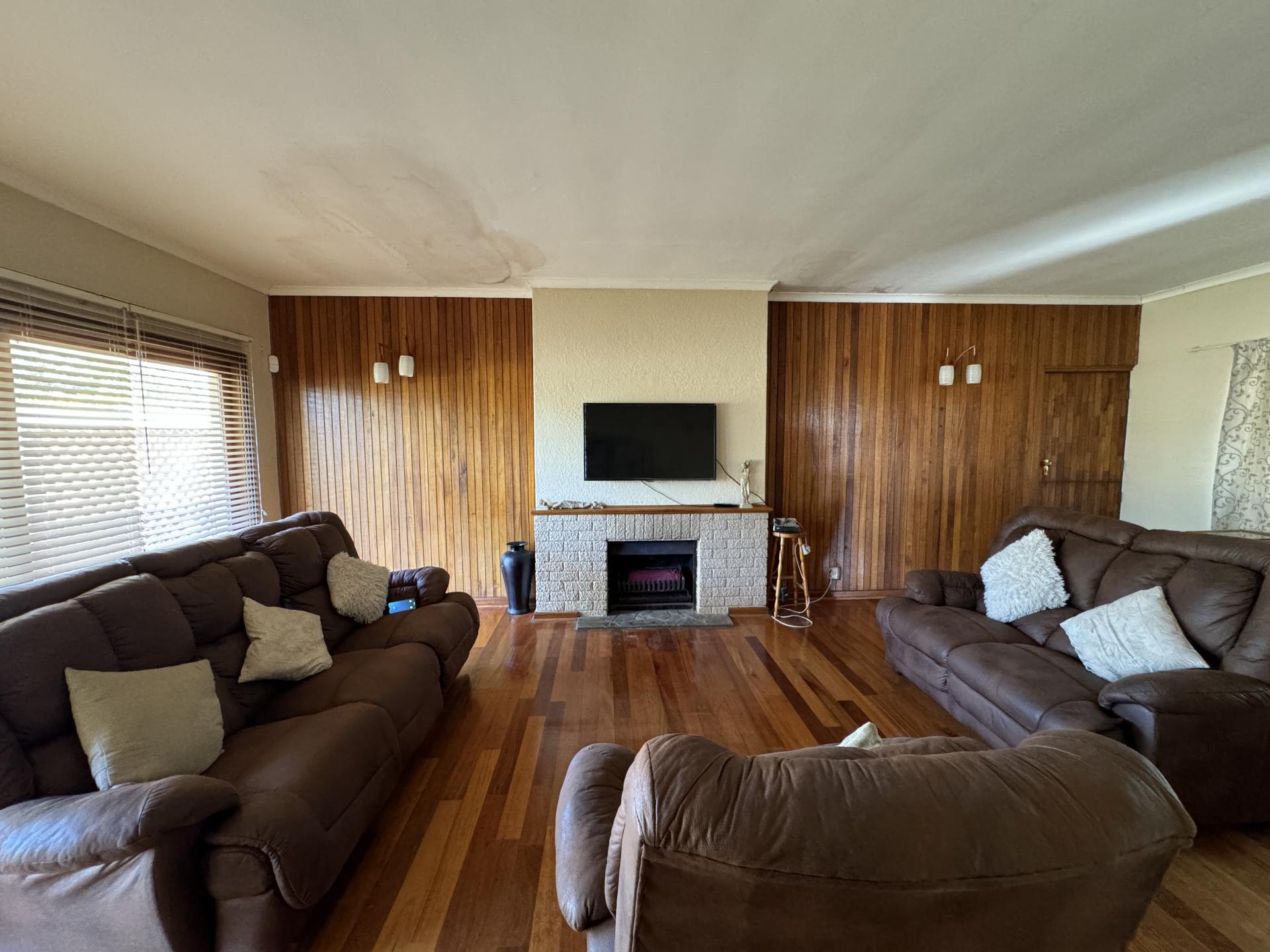 Lounges of property in Uitenhage