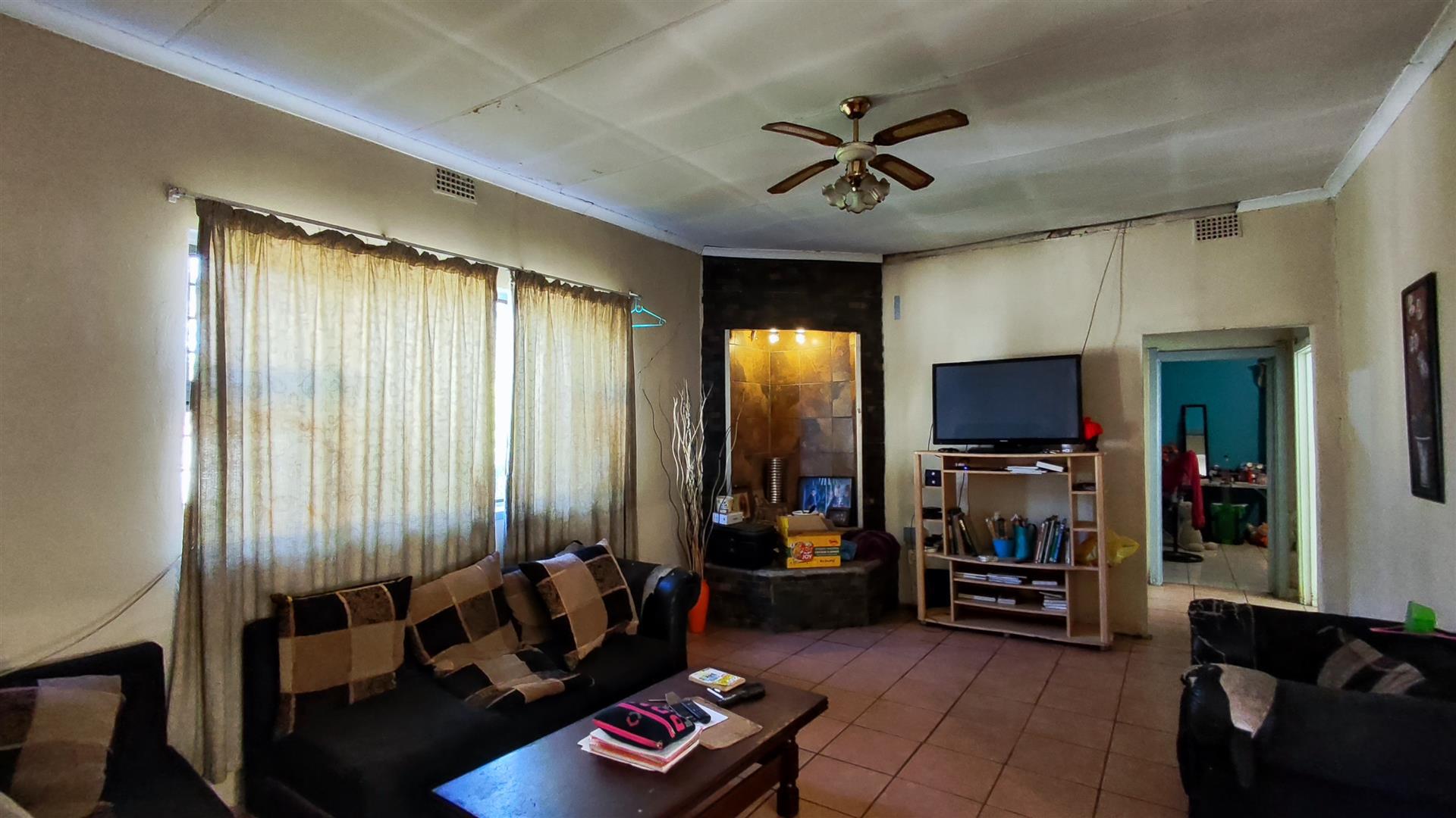 Lounges - 29 square meters of property in Brakpan