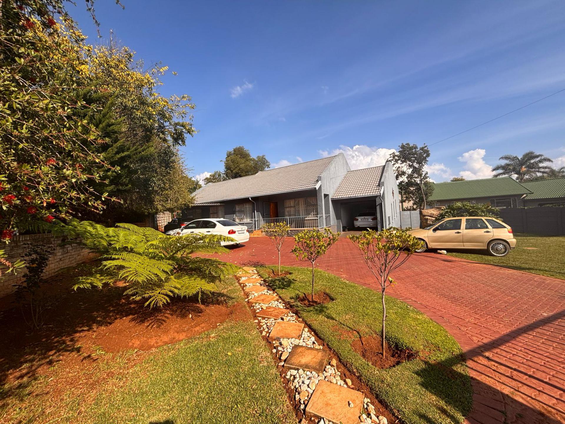 Front View of property in Greenhills