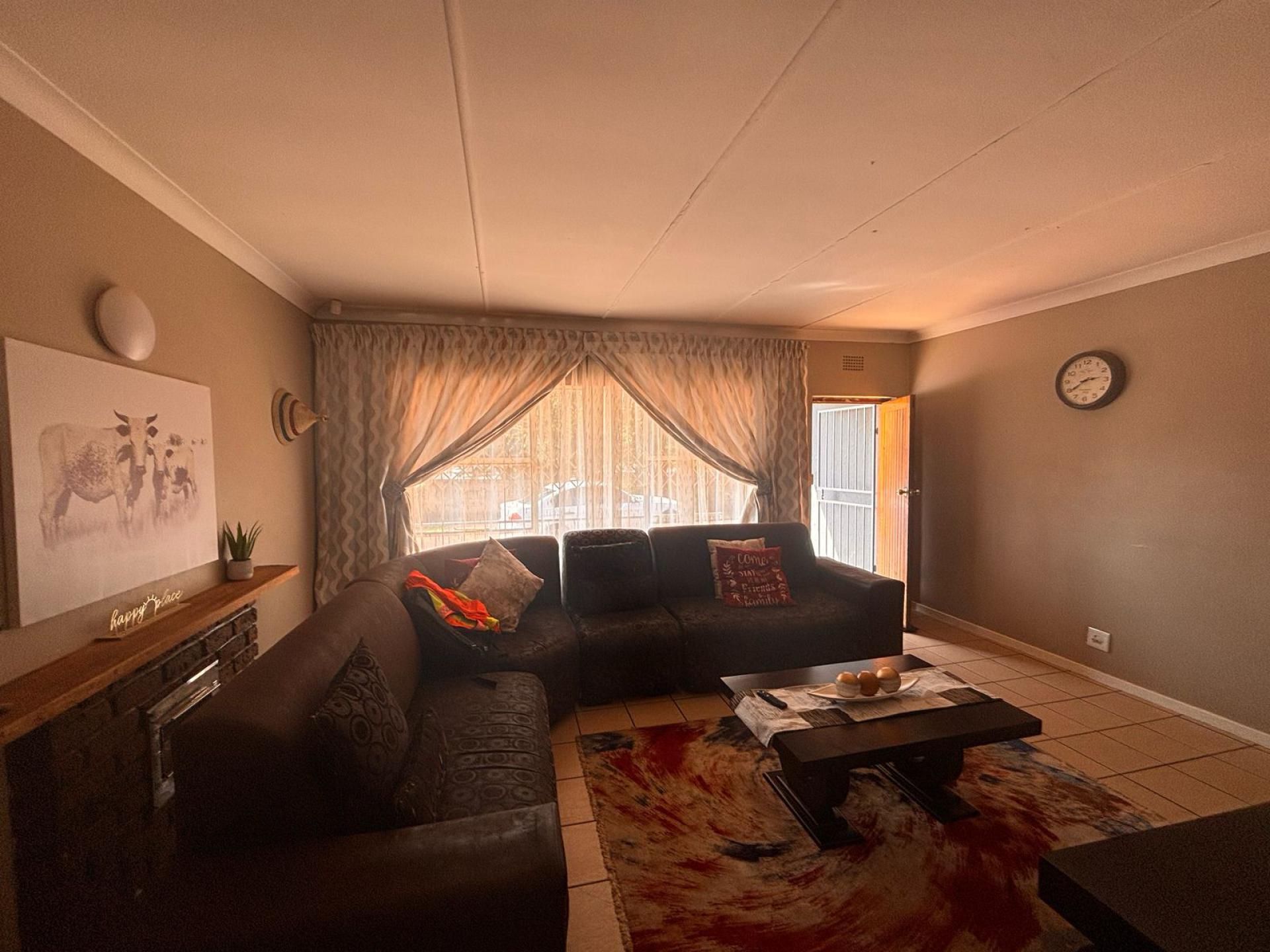 Lounges of property in Greenhills
