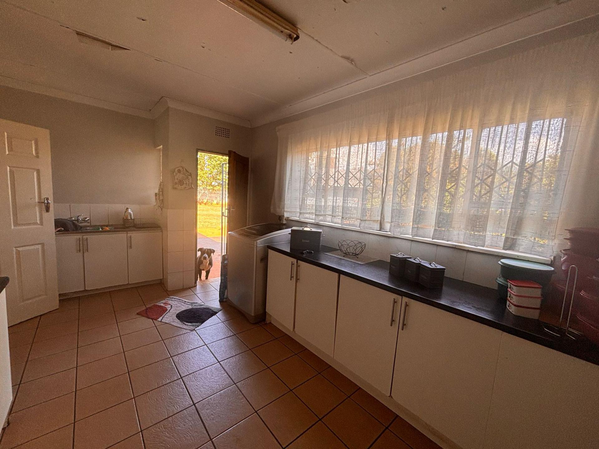 Kitchen of property in Greenhills