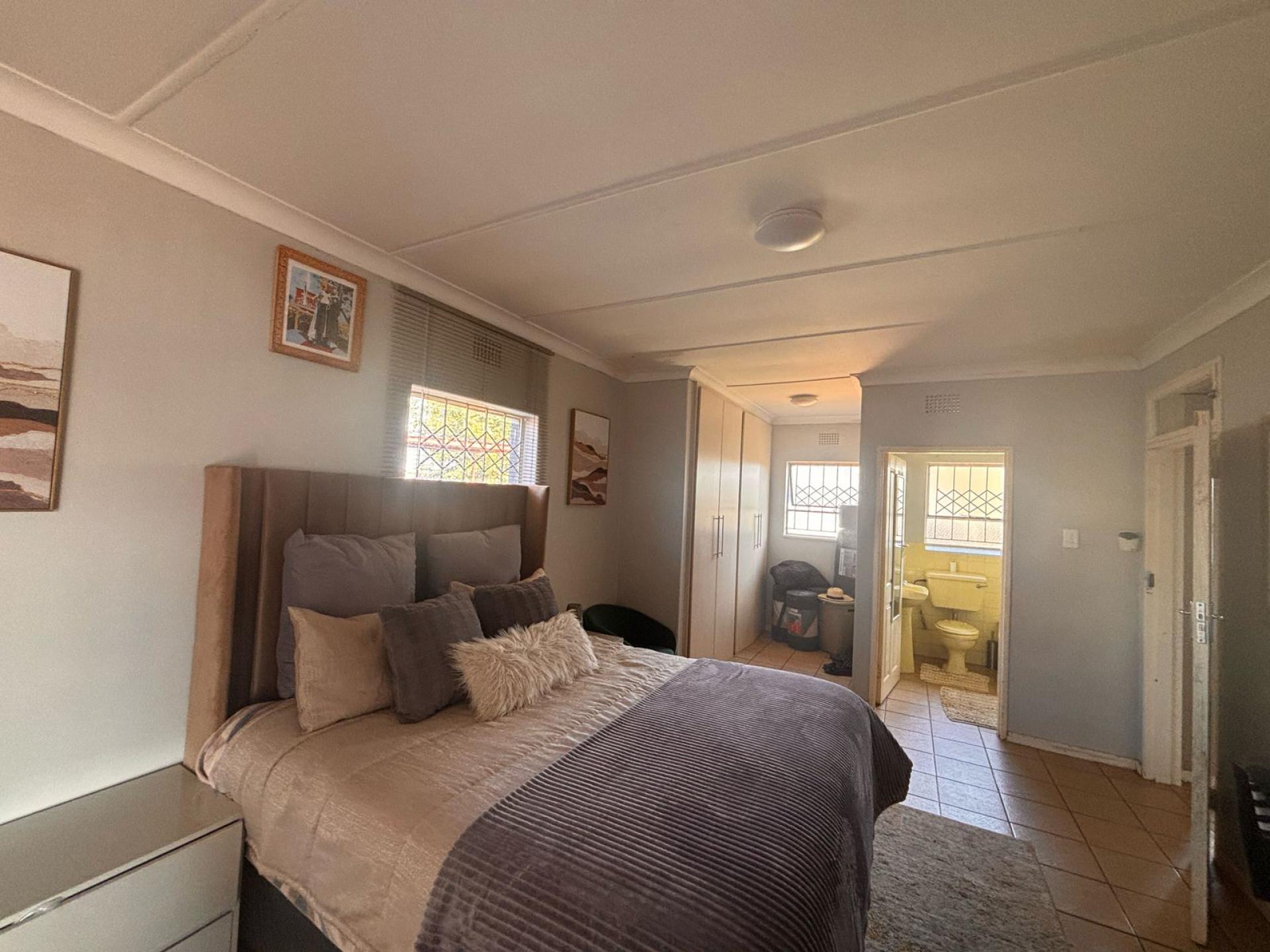 Main Bedroom of property in Greenhills