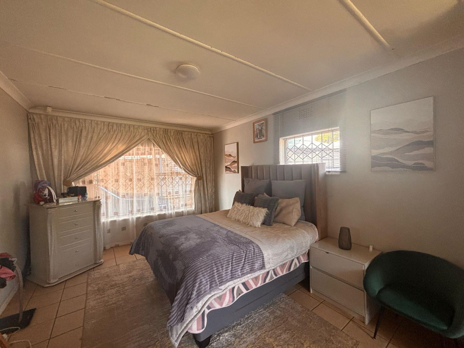 Main Bedroom of property in Greenhills