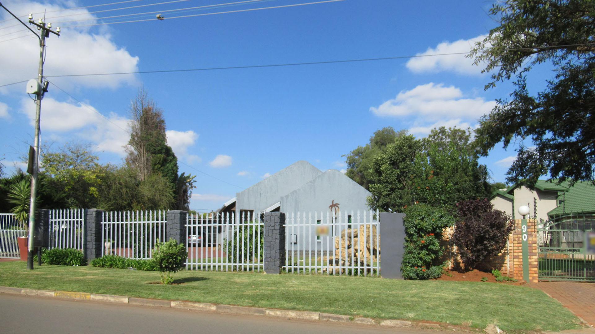 Front View of property in Greenhills